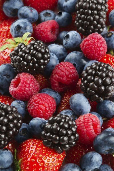 FRUITS ROUGES. PÊCHE.
